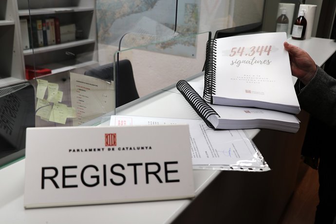 Metges de Catalunya entrega 54.000 firmas en el registro del Parlament para reclamar mejoras para la sanidad catalana