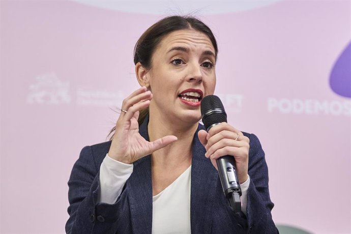 La ministra de Igualdad, Irene Montero, interviene durante la celebración de la 'Uni de otoño' en la Facultad de Ciencias Políticas de la Universidad Complutense de Madrid, a 5 de noviembre de 2022, en Madrid (España).