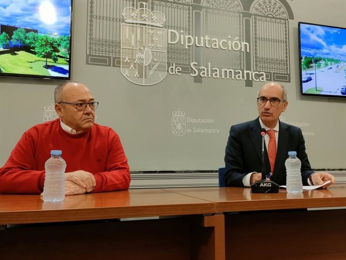 El presidente de la Diputación de Salamanca, Javier Iglesias (d), junto al delegado provincial de Servicios Generales en La Salina, Marcelino Cordero (i), en la presentación del Centro de Transferencia.