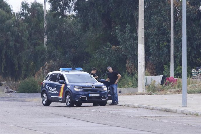 Un coche de la Policía Nacional, junto al asentamiento chabolista de El Vacie, en foto de archivo.