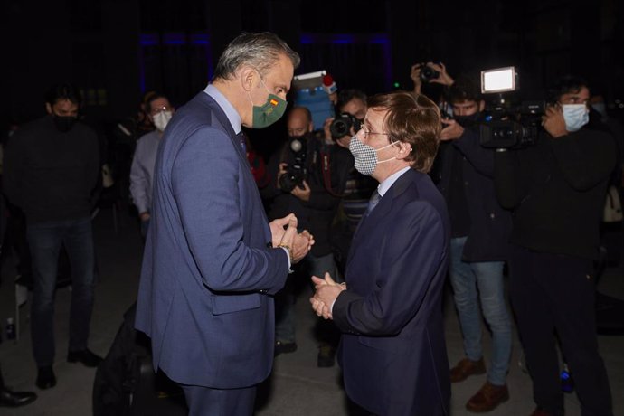 Archivo - El alcalde de Madrid, José Luis Martínez Almeida (d), conversa con el diputado de Vox, Javier Ortega Smith.