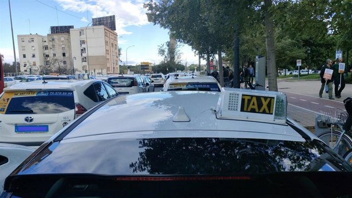 Taxis en una protesta frente a la Conselleria de Política Territorial