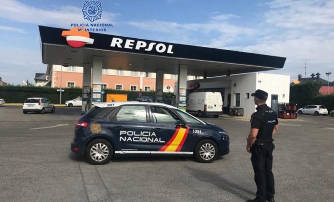 Vehículo de la Policía Nacional en la gasolinera.