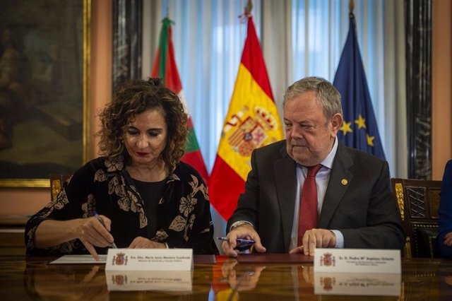 La ministra de Hacienda y Función Pública, María Jesús Montero, y el consejero de Economía y Hacienda del Gobierno Vasco, Pedro Azpiazu, conversan durante la Comisión Mixta del Concierto Económico, en la sede del Ministerio de Hacienda, a 17 de noviembre 