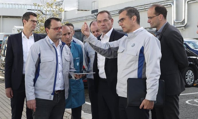 El director de Producción y Logística de Volkswagen, Christian Vollmer, en el centro de la imagen, atiende las explicaciones del presidente de Volkswagen Navarra, Michael Hobusch, en un momento de su visita a Volkswagen Navarra.