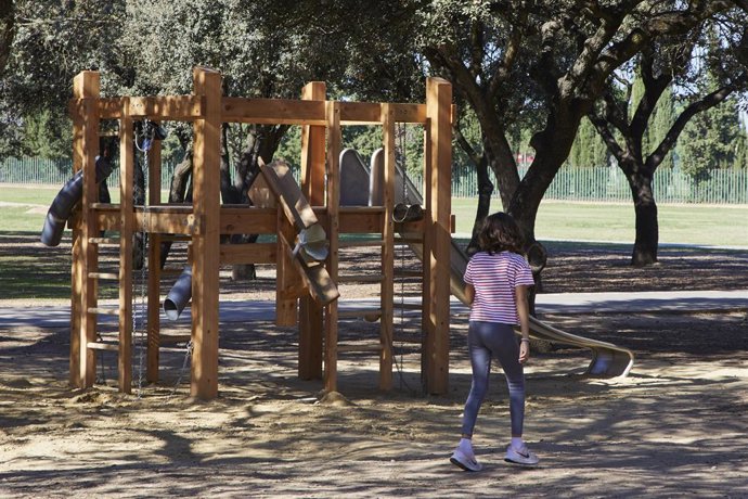 Una niña disfruta de los nuevos columpios durante la visita a las nuevas instalaciones del Parque del Alamillo, a 6 de noviembre de 2022 en Sevilla (Andalucía, España). Tras más de 20 años, el Parque del Alamillo estrena columpios nuevos para el uso y d