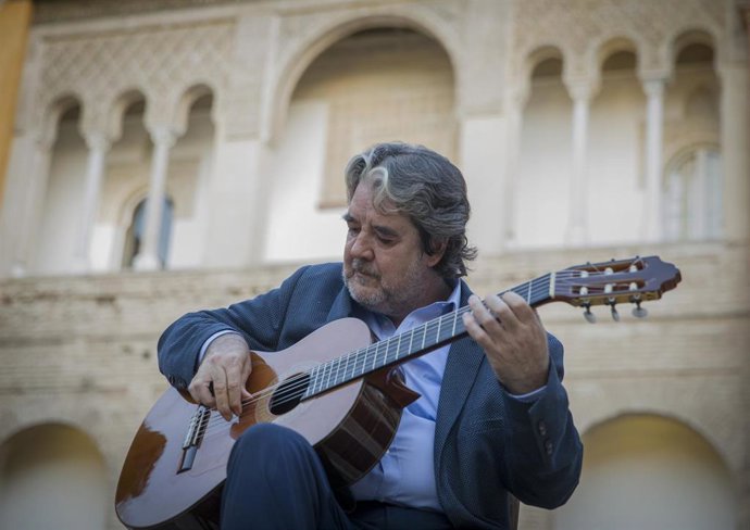 Archivo - El guitarrista Rafael Riqueni, en el Real Alcázar, en una edición de la Bienal de Flamenco.