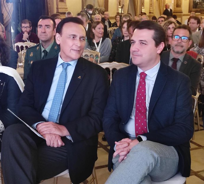 Gómez Villamandos (izda.) habla con el alcalde de Córdoba, José María Bellido.