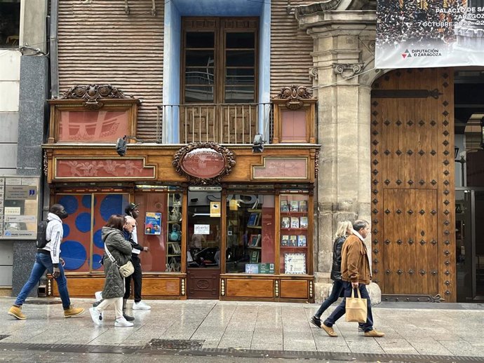 Fachada restaurada de la fachada de la antigua confitería Zorraquino que en la actualidad alberga la tienda del Taller Escuela Cerámica de Muel.
