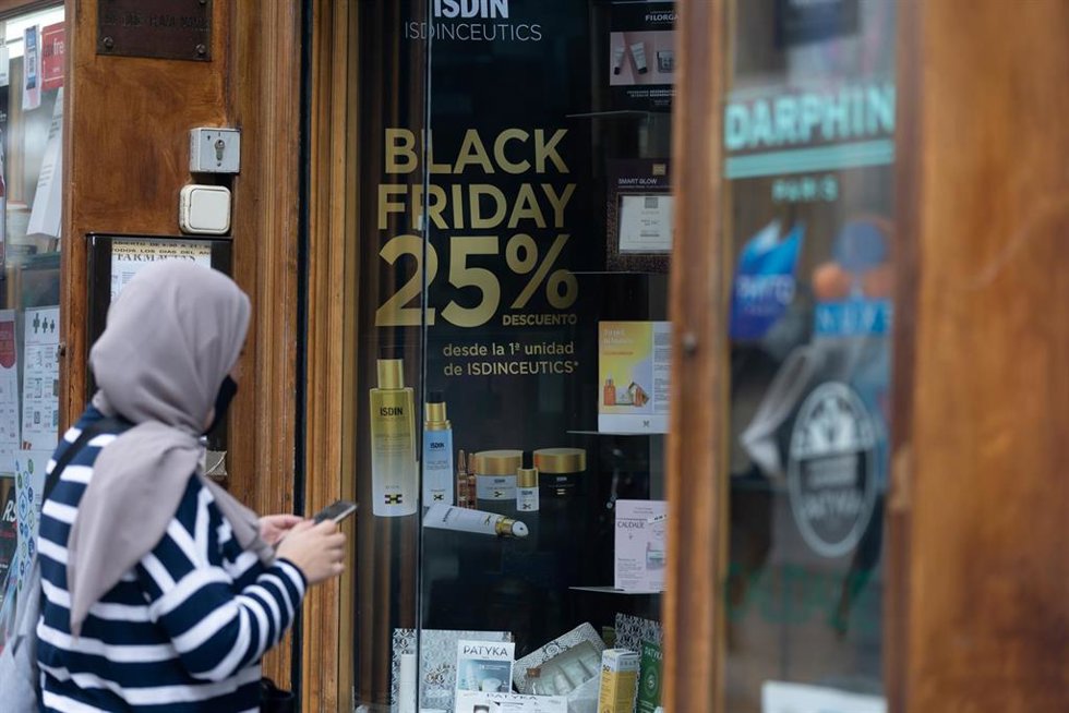 Una persona pasa por delante de una tienda 