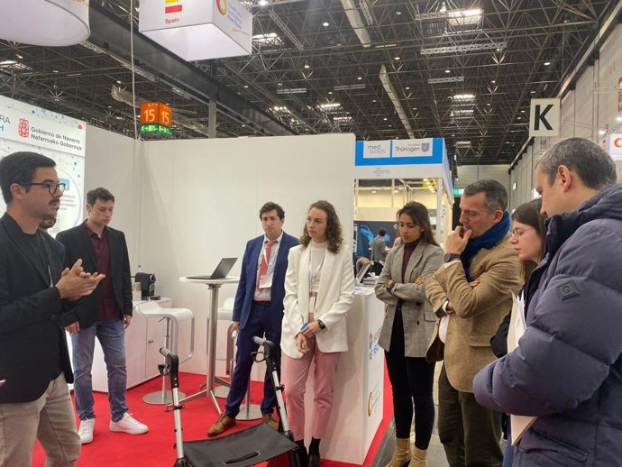 Explicación de Darwin Biomedical de su empresa, durante la visita de Manuel Ledesma, consejero económico y comercial de la Oficina Económica y Comercial de España en Düsseldorf.