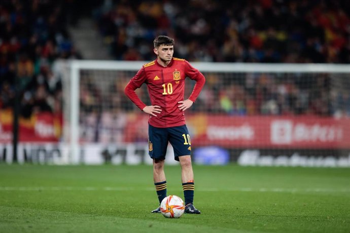 Archivo - El futbolista del FC Barcelona Pedro "Pedri" González, durante un partido con la selección española. 