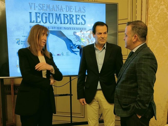 La concejala María José Fresnadillo (i), el director técnico de Legumbres de Calidad, Nicolás Armenteros, y el diputado provincial Francisco Javier García Hidalgo