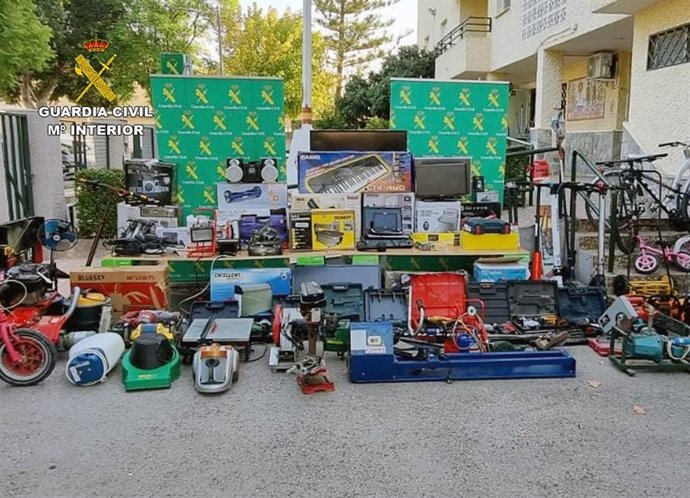 Imagen de los efectos recuperados por la Guardia Civil