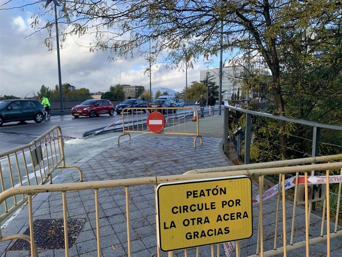 Acera cortada en el puente de Isabel la Católica de Valladolid.