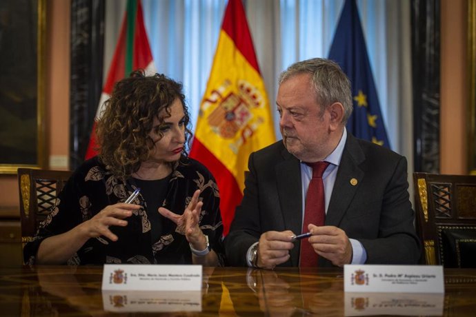 La ministra de Hacienda y Función Pública, María Jesús Montero, y el consejero de Economía y Hacienda del Gobierno Vasco, Pedro Azpiazu, este jueves durante la firma de renovación del Cupo Vasco.