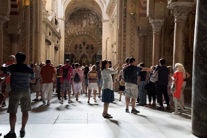 Turistas en el interior de la Mezquita-Catedral de Córdoba.