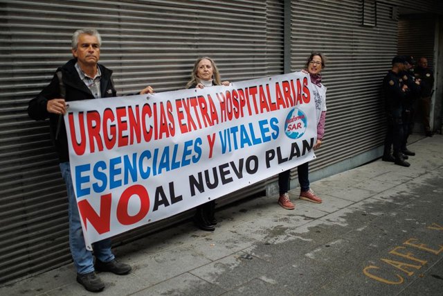 (I-D) El enfermero del SAR de Campo Real, Alfredo Rizo; la enfermera SAR de Arganda del Rey, Marisa Martínez, y la médica del SAR de Buitrago de Lozoya, Edith Pérez Alonso, sostienen una pancarta durante la recogida de firmas de los sindicatos CCOO, UGT, 