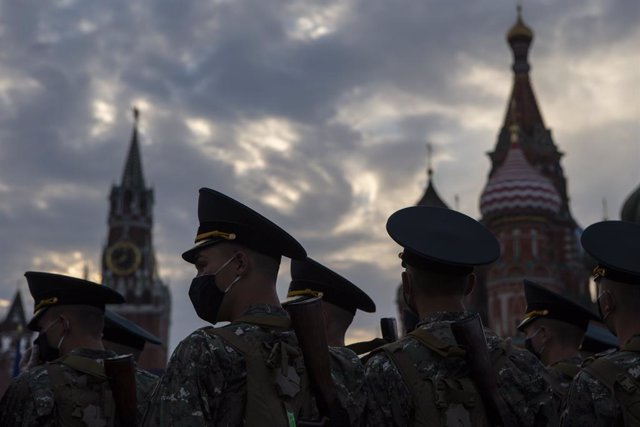 Archivo - Desfilada de soldats russos a la plaça Roja de Moscou