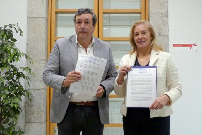 El portavoz parlamentario del PP, Iñigo Fernández, y la secretaria autonómica, María José González Revuelta, presentan una enmienda a la totalidad al PGC