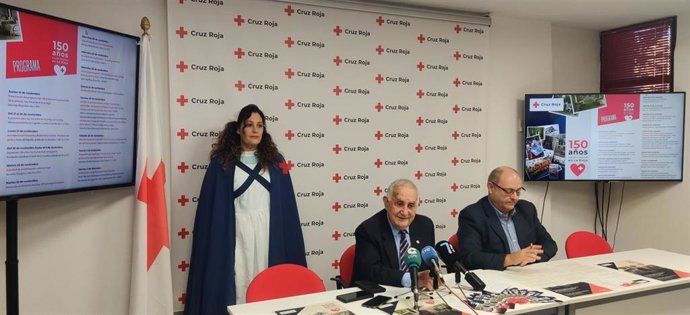 El presidente de Cruz Roja en La Rioja, Fernando Reinares, explica, junto al secretario autonómico, Emilio Mateu, los actos del 150 aniversario de la entidad