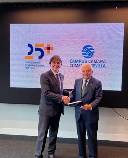 El rector de la Universidad Pablo de Olavide, Francisco Oliva, y el presidente de la Cámara de Comercio, Francisco Herrero.