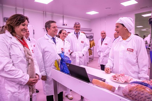 El presidente de C-LM, Emiliano García-Page, y la consejera de Economía, Empresas y Empleo, Patricia Franco, en las instalaciones de la empresa Tello