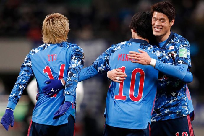 Archivo - Los jugadores de la selección de Japón celebran un gol de Minamino