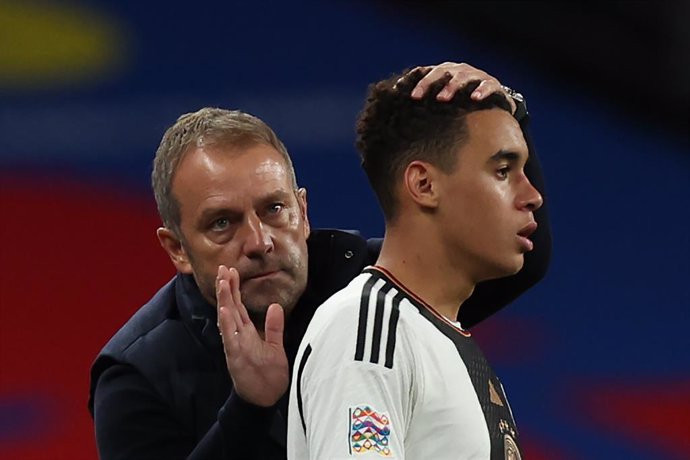 Archivo - 26 September 2022, United Kingdom, London: German coach Hansi Flick consoles Jamal Musiala during the UEFA Nations League match Group Csoccer match between England and Germany at Wembley Stadium. Photo: Christian Charisius/dpa