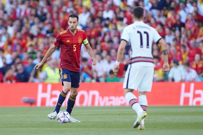 Archivo - Sergio Busquets ante Bruno Fernandes durante el España-Portugal de la Liga de Naciones 2022