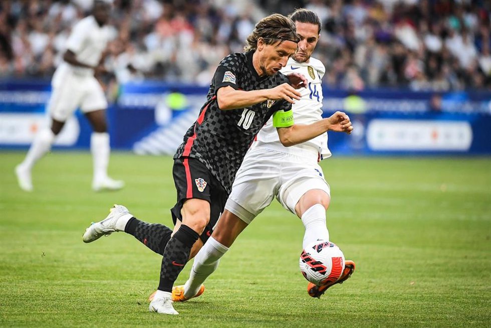 Archivo - Luka Modric intenta zafarse de Adrian Rabiot en el Francia-Croacia de la Liga de Naciones 2022