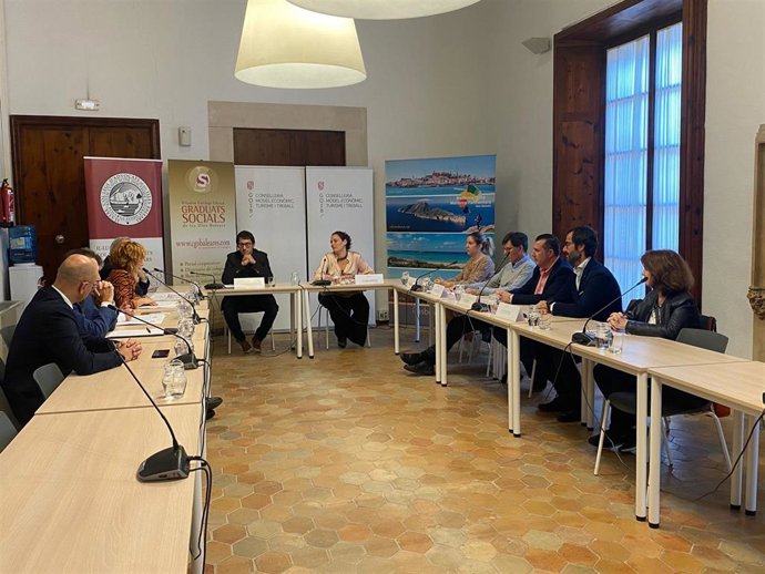 El conseller de Modelo Económico, Turismo y Trabajo, Iago Negueruela, y la directora general de Trabajo y Salud Laboral, Virginia Abraham, junto a representantes del Colegio de Graduados Sociales y el Colegio de Abogados de Baleares.