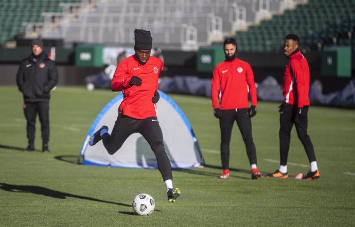 Archivo - 10 November 2021, Canada, Edmonton: Canada's Alphonso Davies takes part in a practice session for the team ahead Saturday 2022 FIFA World Cup CONCACAF Qualifiers final round soccer match against Costa Rica. Photo: Jason Franson/The Canadian Pr