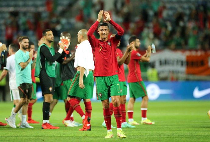 Archivo - 01 September 2021, Portugal, Almancil: Portugal's Cristiano Ronaldo applauds the fans after the 2022 FIFA World Cup European Qualifying soccer match between Portugal and Republic of Ireland at the Estadio Algarve. Photo: Isabel Infantes/PA Wir