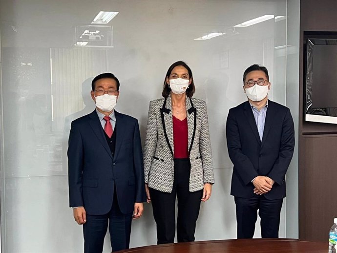 La ministra de Industria, Comercio y Turismo, Reyes Maroto (centro), junto a representantes de la empresa surcoreana Iljin Materials