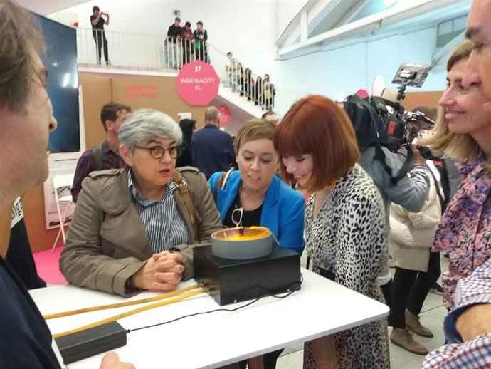 La alcaldesa de Gijón, Ana González, durante la inaguración de la I Feria de la Ciencia y la Innovación de Asturias, en LABoral Centro de Arte y Creación Industrial (Gijón).