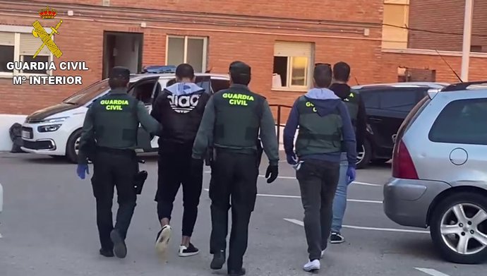 La Guardia Civil detiene en Barbate a una pareja que asaltaban con un arma de fuego a sus víctimas para robarles