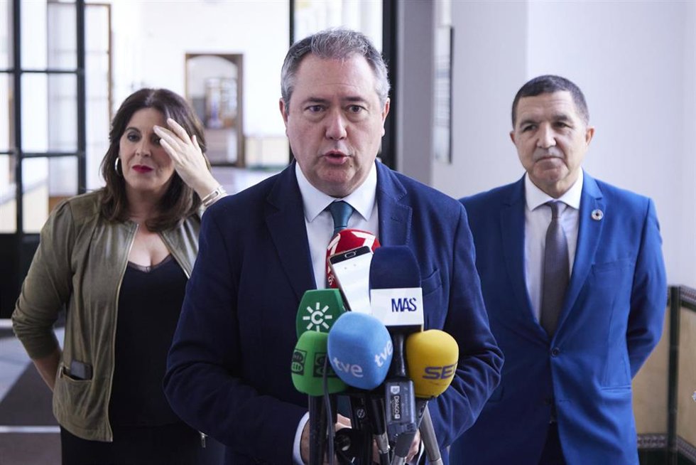 El secretario general del PSOE de Andalucía y Portavoz del Grupo Parlamentario Socialista, Juan Espadas, atiende a los medios de comunicación tras registrar la enmienda a la totalidad de su grupo al Presupuesto de la Junta de Andalucía para 2023 en el P