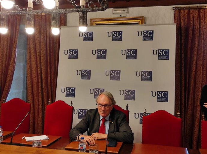 El Premio Nobel de Química 2019, M. Stanley Whittingham, este miércoles durante su intervención ante los medios en la Universidade de Santiago de Compostela