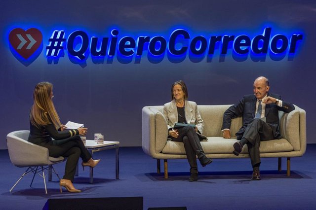 La directora de la Barcelona School of Economics, Teresa García-Milà, y el presidente de Roca-Junyent, Miquel Roca.