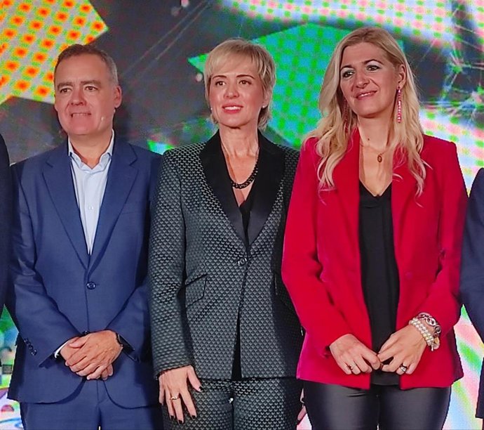 La secretaria de Estado de Digitalización e Inteligencia Artificial, Carme Artigas (centro), en Córdoba.