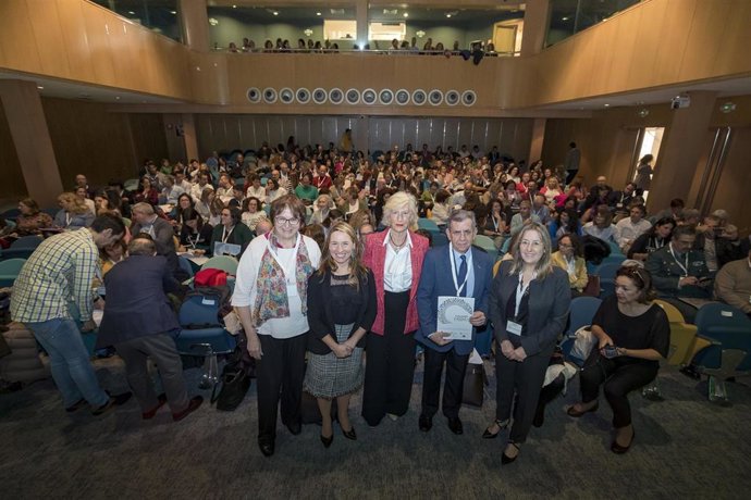 La consejera de Educación y Formación Profesional, Marina Lombó, inaugura la Jornada PROA +.