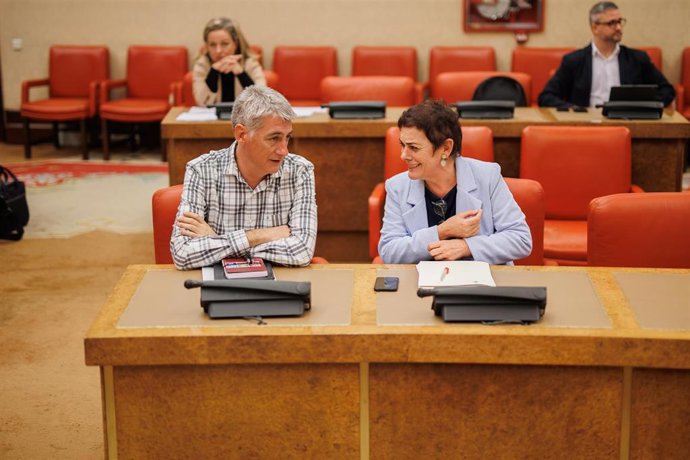 El diputado de EH Bildu Oskar Matute y la portavoz de EH Bildu en el Congreso, Mertxe Aizpurua, durante la Comisión de Presupuestos, en el Congreso de los Diputados, a 15 de noviembre de 2022, en Madrid (España). La Comisión de Presupuestos se reúne en 