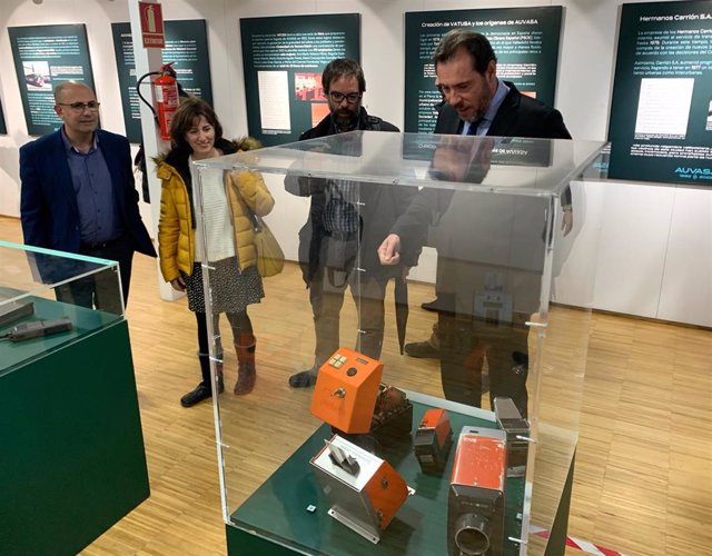 El alcalde de Valladolid y miembros del equipo de Gobierno observan algunas de las máquinas canceladoras que se pueden ver en la exposición de los 40 años de Auvasa.