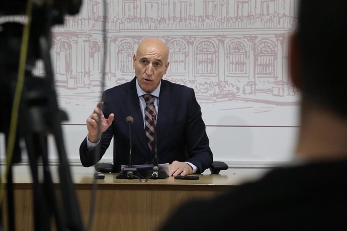 El alcalde de León, José Antonio Diez, durante su intervención en la rueda de prensa para abordar asuntos relacionados con la Sanidad.