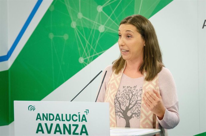 La vicesecretaria de Medio Ambiente, Sostenibilidad y Economía Azul del PP-A, Yolanda Sáez, en rueda de prensa en la sede regional del partido