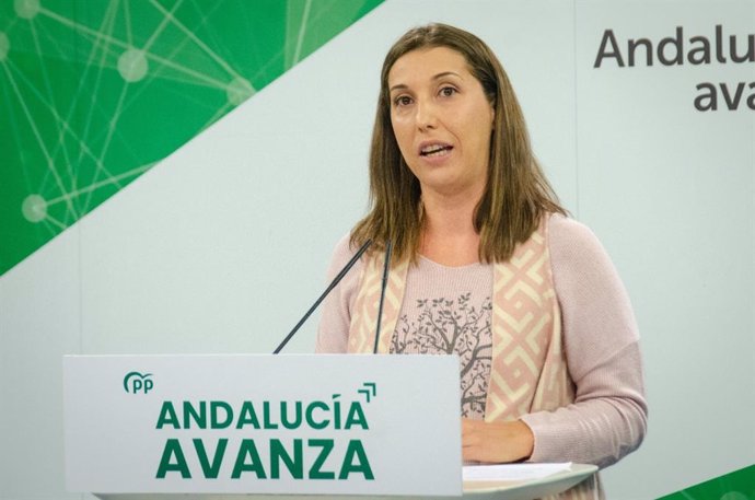 La vicesecretaria de Medio Ambiente del PP-A, Yolanda Sáez, este jueves en rueda de prensa.