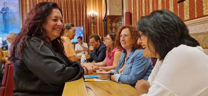 La teniente de alcalde delegada del Área de Salud, Encarnación Aguilar, durante el Pleno.