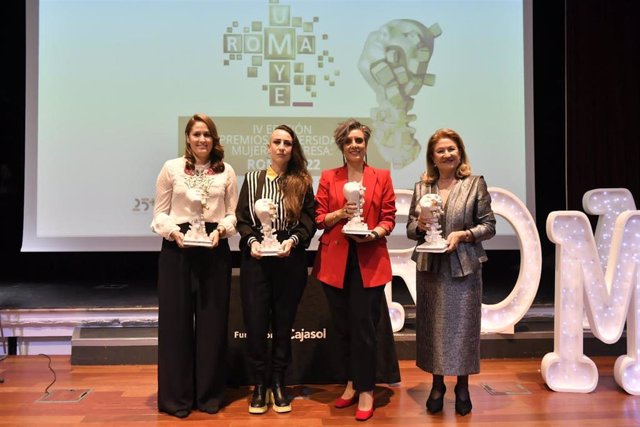 Carmen Baena, Carmen Núñez, María Jesús Garrido, Rosario Guerrero y Lourdes Mohedano, las cuatro mujeres premiadas en la IV edición de los Premios Roma del Consejo Social de la Pablo de Olavide.