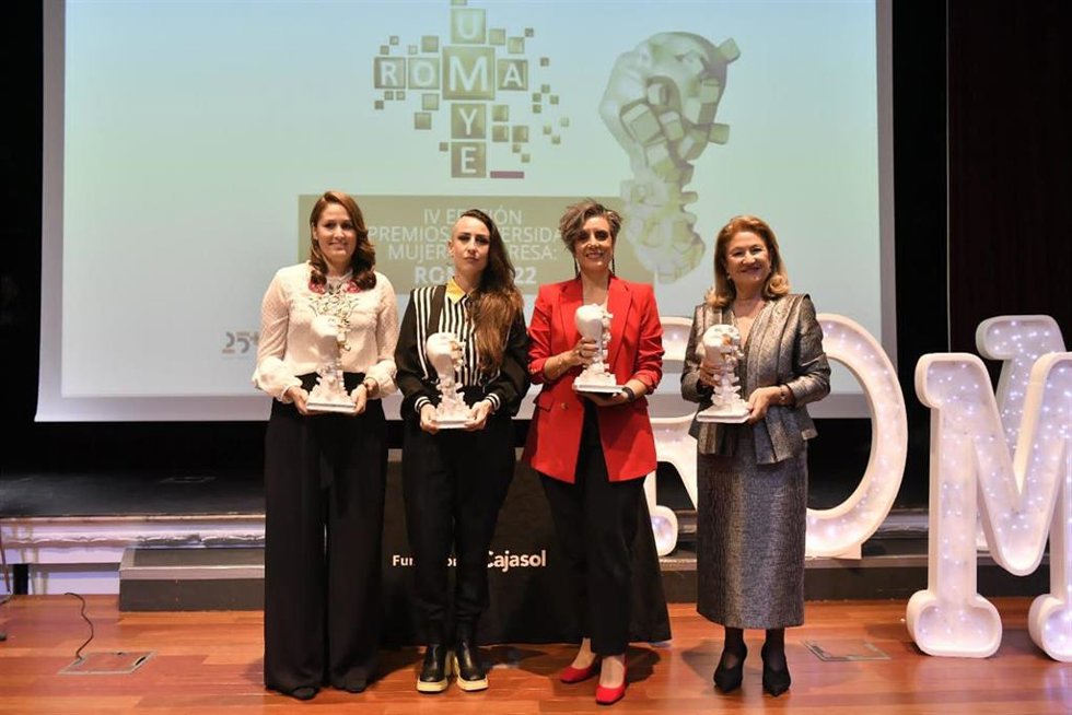 Carmen Baena, Carmen Núñez, María Jesús Garrido, Rosario Guerrero y Lourdes Mohedano, las cuatro mujeres premiadas en la IV edición de los Premios Roma del Consejo Social de la Pablo de Olavide.